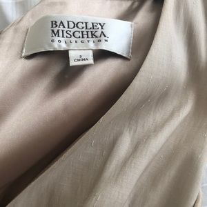 22 pieces. Nice stuff. More than pictured.